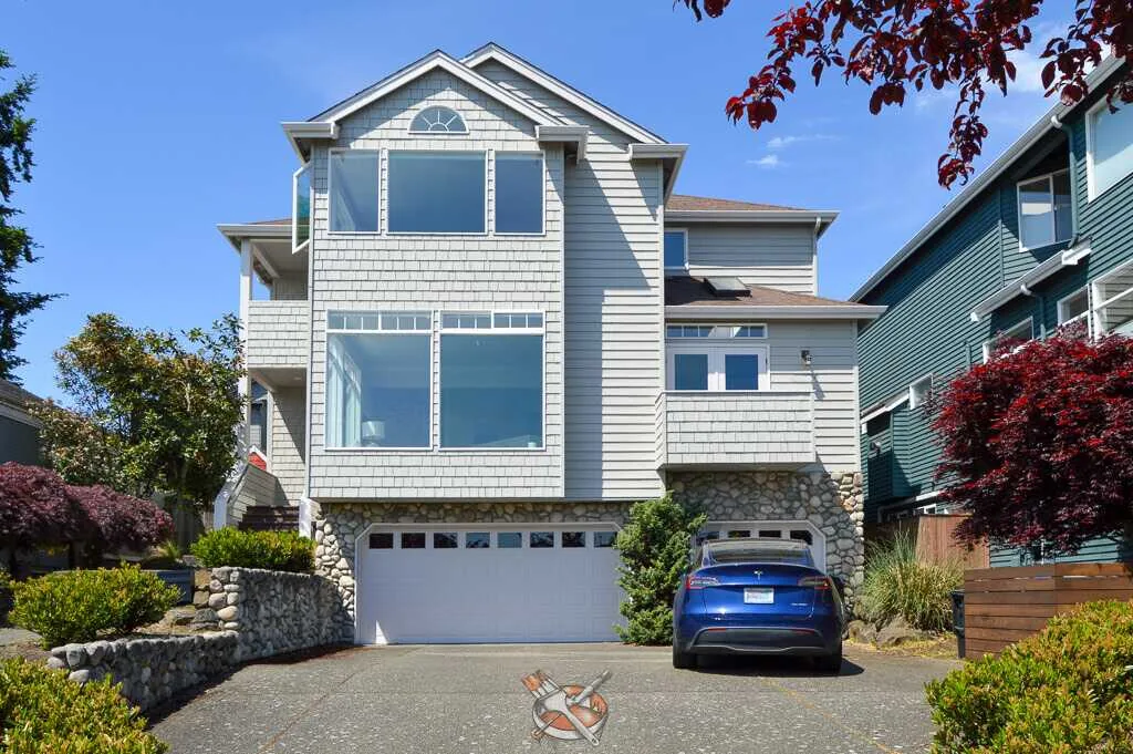 Shingle craftsman exterior in Seattle by Hedlund Painting